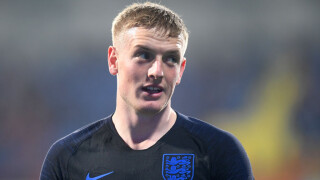 Английски национал раздава юмруци пред бар (ВИДЕО)