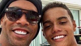 Синът на Роналдиньо скрил самоличността си от 