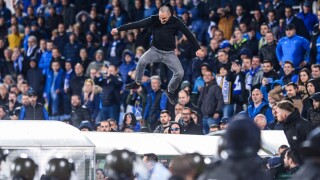 Моци провокира феновете на 