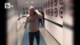 Луд купон в съблекалнята на заспалия гигант (ВИДЕО)