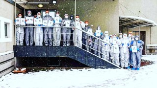 Снимка на деня: Медиците от ВМА с послание в снежния ден