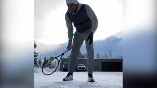 Освен със стената, Федерер тренира и с... телефона си (ВИДЕО)