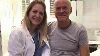 Баскетболни съдии замениха свирките с медицински престилки 