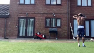 Обратно в детството: Футболист потренира в двора, счупи прозорец (ВИДЕО)