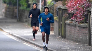 Тренировката на Лингард и Морисън - пример за социална дистанция