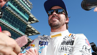 Нестандартно: Фернандо Алонсо пита феновете си къде да се състезава