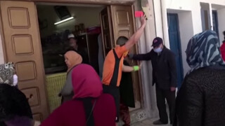 Рефер показва червени картони за неспазване на социална дистанция (ВИДЕО)