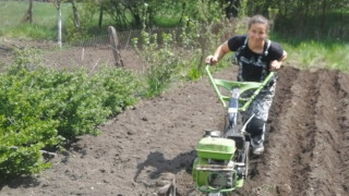 Станилия Стаменова смени греблото с... фреза (ВИДЕО)