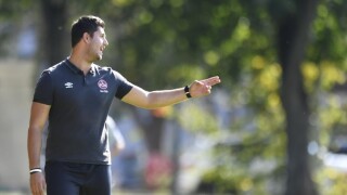 Българин поема младежите на 