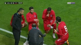 Заради Рамазанa: Футболист симулира контузия, за да се нахранят съотборниците му (ВИДЕО) 