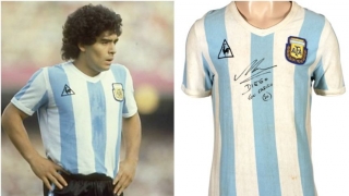 Продават на търг емблематична фланелка на Марадона