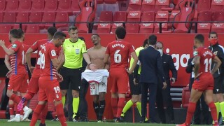 Съдия първо свири край, а после върна футболистите да играят още 60 секунди