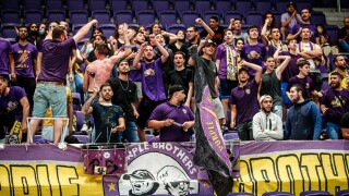 Тъпани и скандирания: 