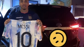 Като малко дете: Радостта от една фланелка на Меси (ВИДЕО)