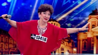 Снежанка пее, въпреки че е с увреден слух