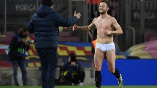 От благодарност: Ракитич остана само по бельо