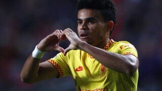 Замериха с метален предмет новата звезда на 