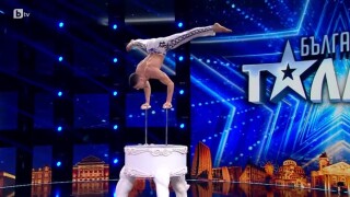 Алекс Костов представя удивителните си умения на еквилибрист