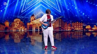 Мерт Асенов е виртуоз в свиренето на китара