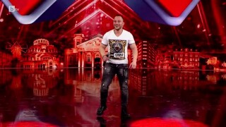 Ивайло Начев изпълнява своя авторска песен