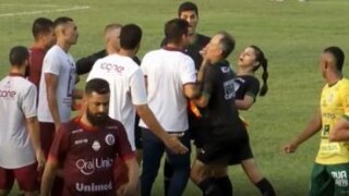 Уволниха треньор, ударил с глава съдийка по време на мач 