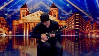 Мишел Бесон свири на чаранго