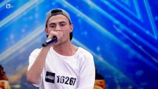 Шинаси Миленов изпълнява авторска песен, с която поздравява всички момчета с разбити сърца