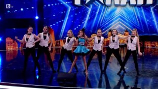 Бриана Петрова свири на пиано, пее и танцува