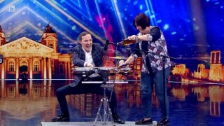 Емоционално изпълнение от Ерсан Шериф на йоника и барабани