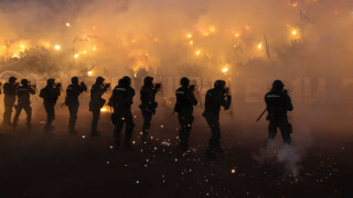 Белградското дерби: Скука на терена, бомби от трибуните и руски знаци 