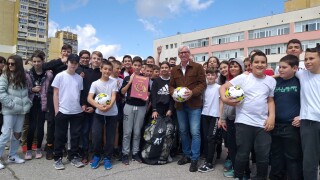 Пардю и Матай зарадваха деца от две столични училища