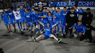 Светлинно шоу и танци в съблекалнята на 