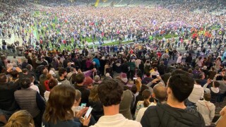 Цунами от фенове: 