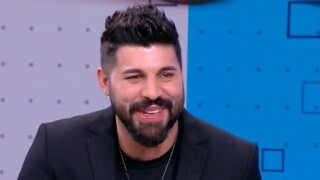 Другото лице на Фики Стораро: Певецът със специален концерт без поп-фолк (ВИДЕО)