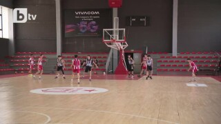 Юноши играха благотворително, за да съберат пари за лечението на треньорка