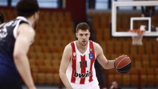 Везенков и Олимпиакос сгазиха пореден съперник в Гърция 