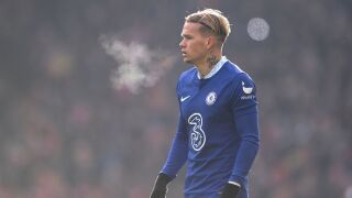 Футболист за 100 млн. евро се преоблича в коридора