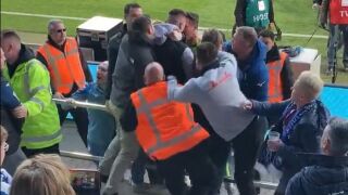 Вратарят на Бохум се сби с фен (ВИДЕО)