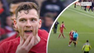 Скандал в Англия: Рефер ударил с лакът в гърлото звезда на Ливълрпул (ВИДЕО)