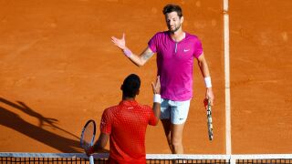 Падаш от Джокович, черпиш се с пица и шампанско