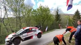 Кола едва не помете биещи се зрители на рали (ВИДЕО)