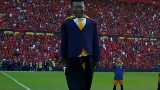 Гигантска фигура на Пеле стресна феновете в Бразилия (ВИДЕО)