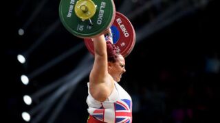 Сутиен или лепенки на зърната? Скандал в женските щанги (ВИДЕО)