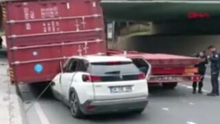 На косъм от смъртта: Огромен контейнер падна върху баскетболист (ВИДЕО)