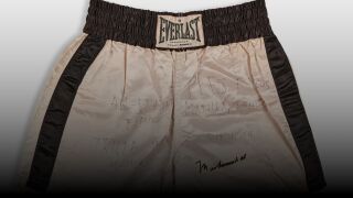 Най-емблематичните боксови шорти на търг за 6-цифрена сума