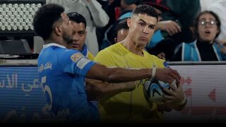 Роналдо се развихри с лакти и ритници. Показаха му червен картон (ВИДЕО)