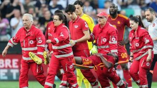 Спряха мач в Италия, звезда на Рома е в болница (ВИДЕО)