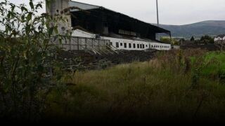 Стадион, потънал в бурени, вместо 