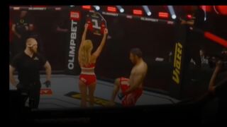 Шут в момичето с табелата коства кариерата на ММА боец (ВИДЕО)