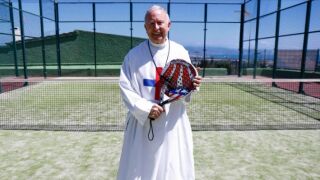 Проповядва любов, но ще ви разбие на падел (ВИДЕО)